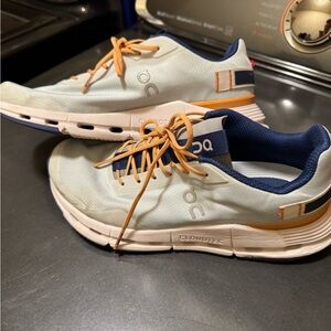 On Cloud Womens shoes 8.5